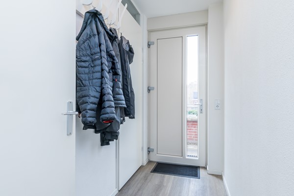 Foto - Te koop: Op goede en in geliefde woonwijk in Voerendaal gelegen halfvrijstaande bovenwoning (type B3 maisonnette), met o.a. dakterras, separate berging op de begane grond en eigen parkeerplaats. 